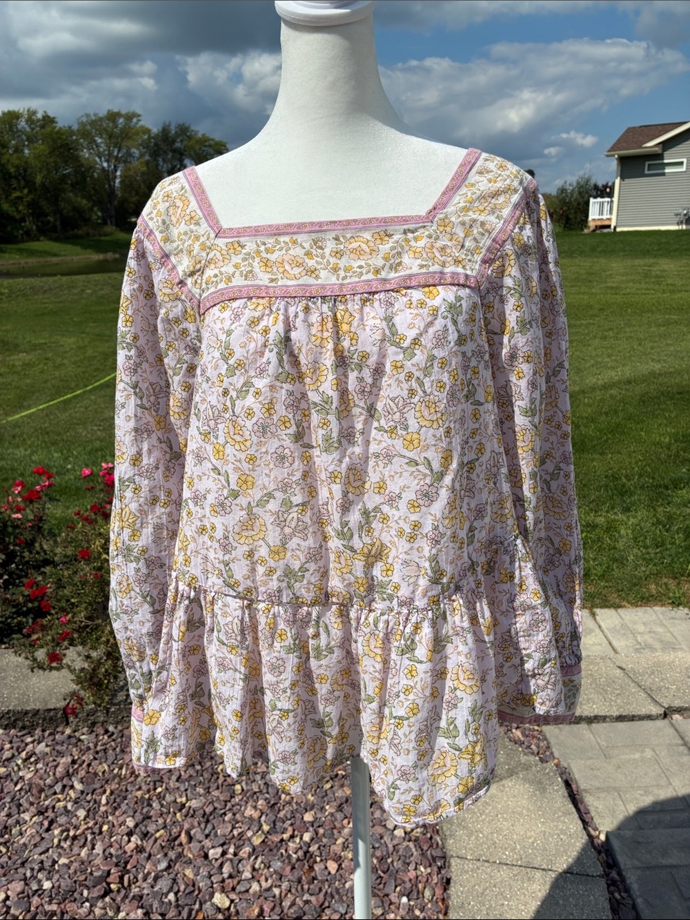 American Eagle XS Pink Floral Smocked Top